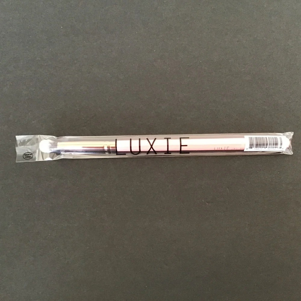 LUXIE EYESHADOW BRUSH 243 PRECISION BLENDING BRUSH ROSE GOLD NWT